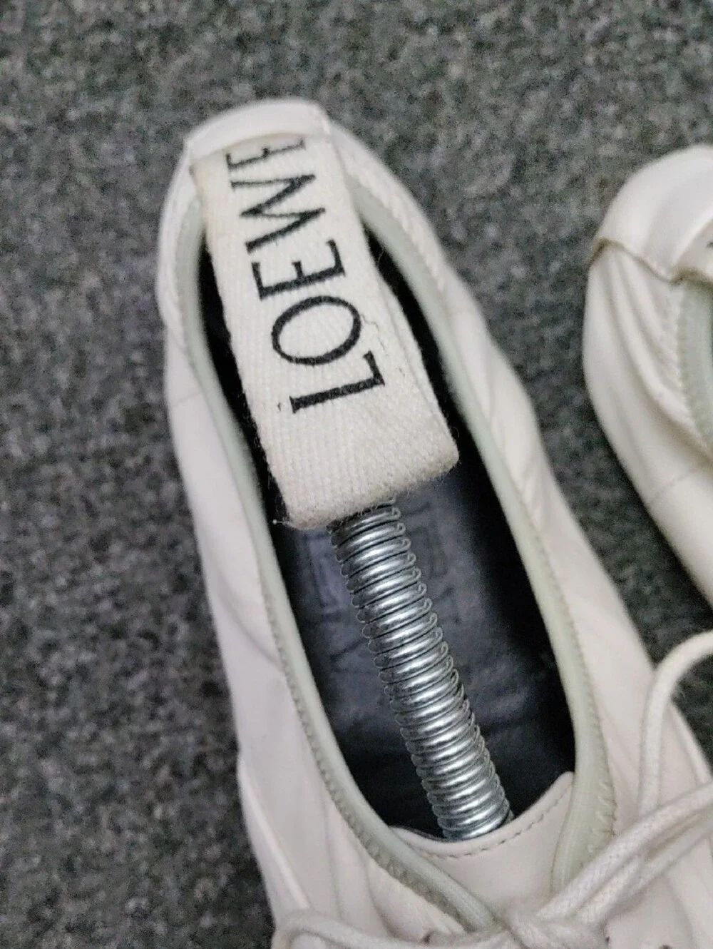 Loewe minimal creamy